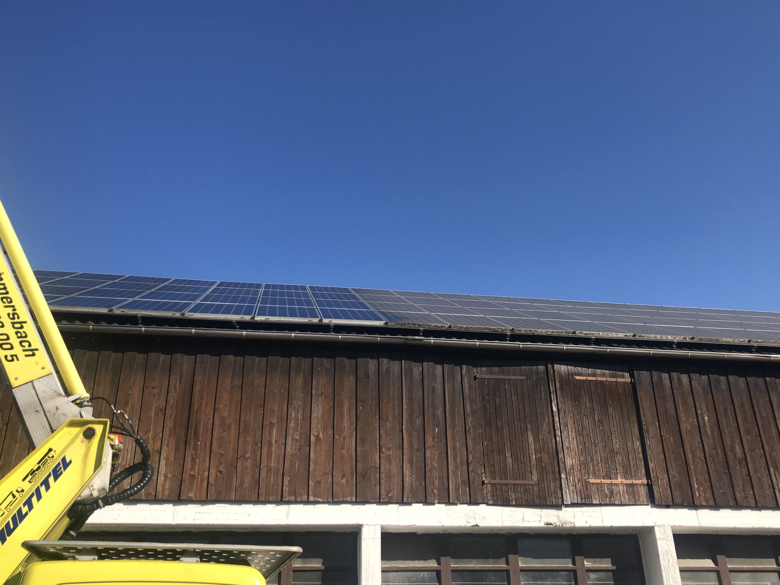 Reinigung einer Photovoltaikanlage auf einem landwirtschaftlichen Betrieb im Oberbergischen Kreis<br />
